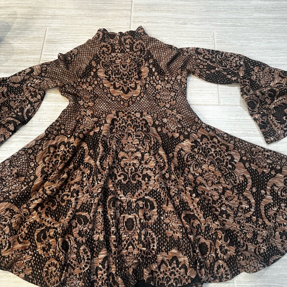 Free People - Brown and Black Bell sleeve dress boho print - size Medium - Picture 10 of 16